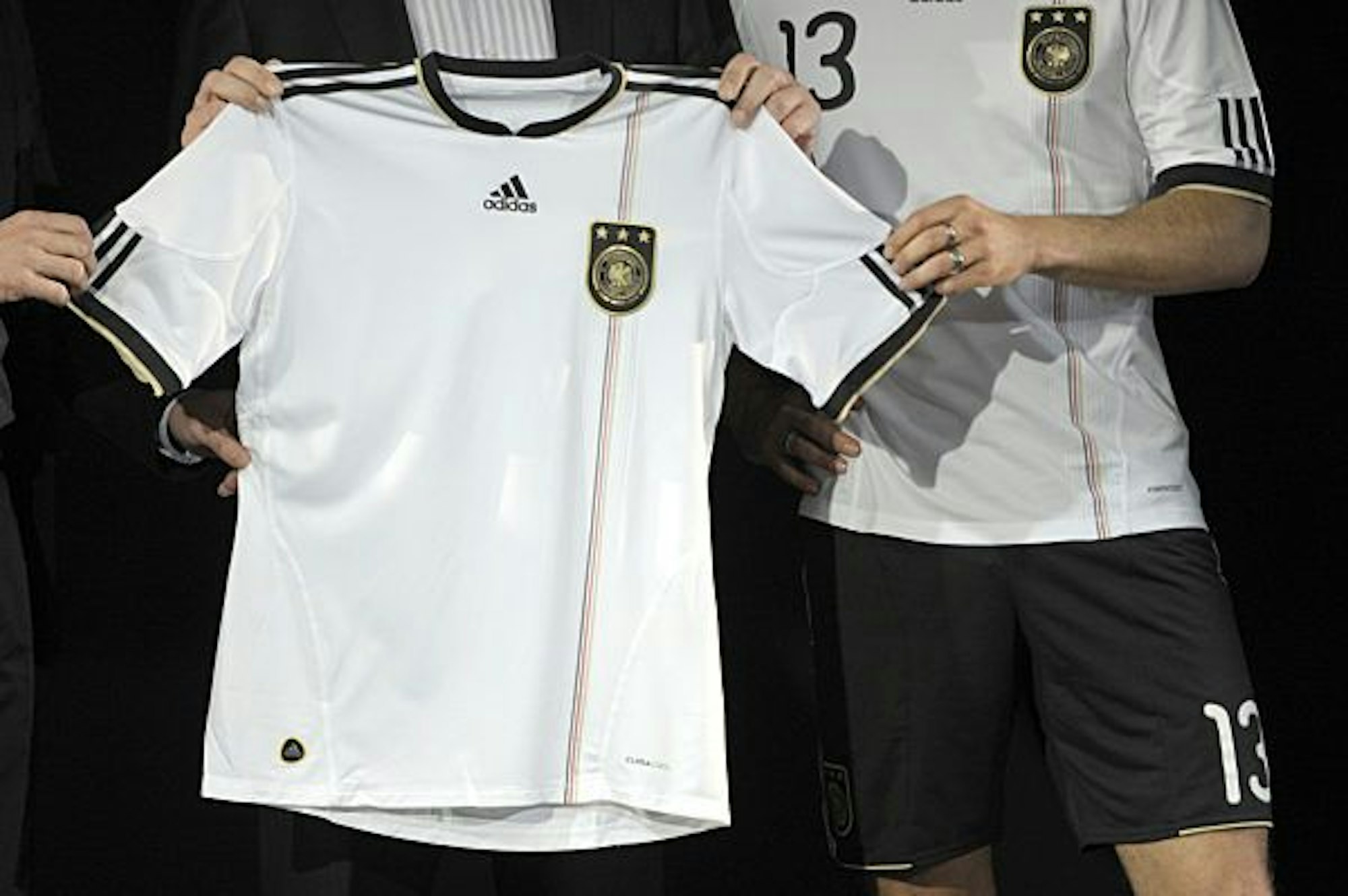 Das neue Deutschland-Trikot für die WM 2010 wird präsentiert.