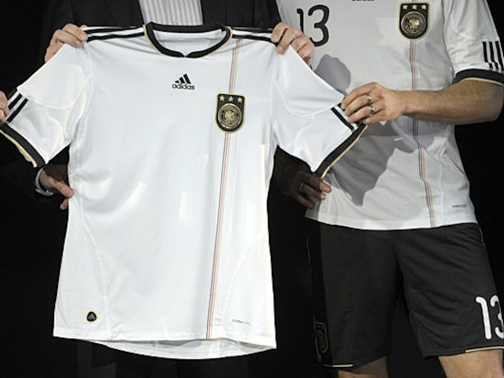 Das neue Deutschland-Trikot für die WM 2010 wird präsentiert.
