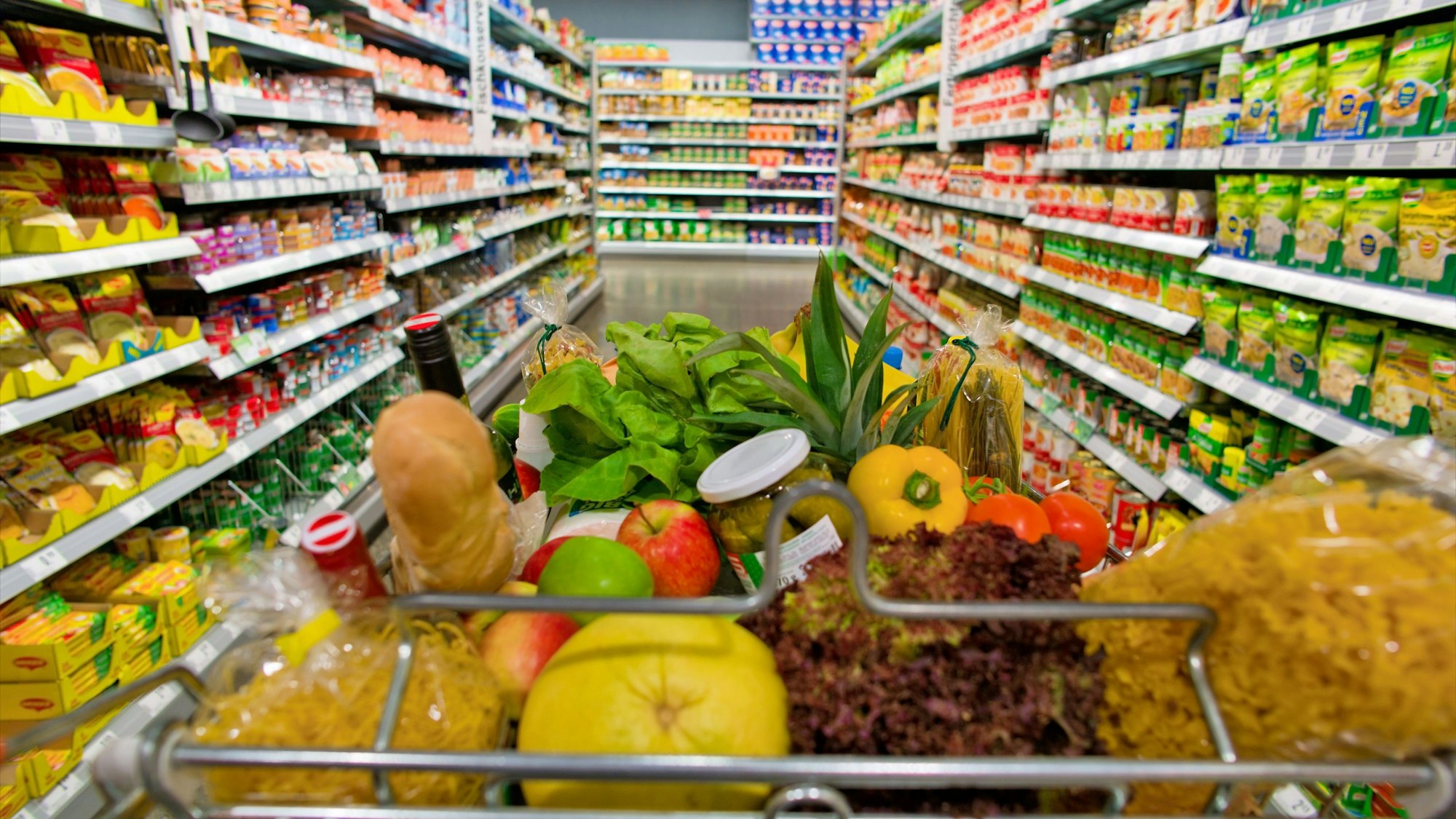 Ein Sesam-Dip wird wegen Salmonellen-Gefahr zurückgerufen. Unser Symbolbild zeigt einen Einkaufswagen in einem Supermarkt.picture alliance/dpa/Gina Sanders