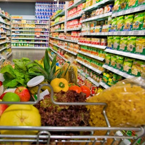 Ein Sesam-Dip wird wegen Salmonellen-Gefahr zurückgerufen. Unser Symbolbild zeigt einen Einkaufswagen in einem Supermarkt. picture alliance/dpa/Gina Sanders