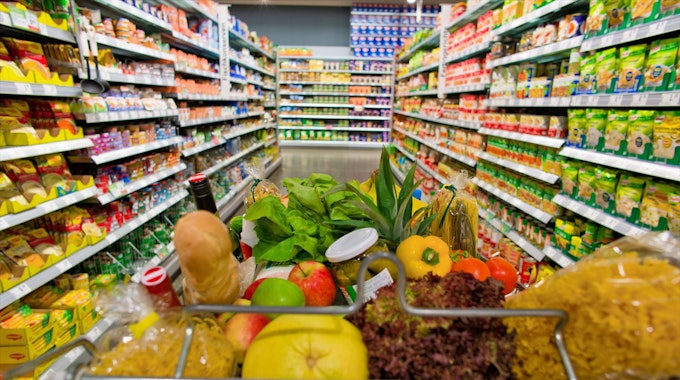 Ein Sesam-Dip wird wegen Salmonellen-Gefahr zurückgerufen. Unser Symbolbild zeigt einen Einkaufswagen in einem Supermarkt. picture alliance/dpa/Gina Sanders