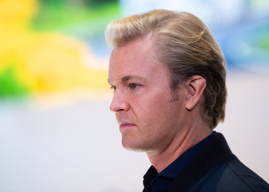 Nico Rosberg steht nachdenklich während der Internationalen Automobil-Ausstellung (IAA Mobility) am Messestand von Continental.
