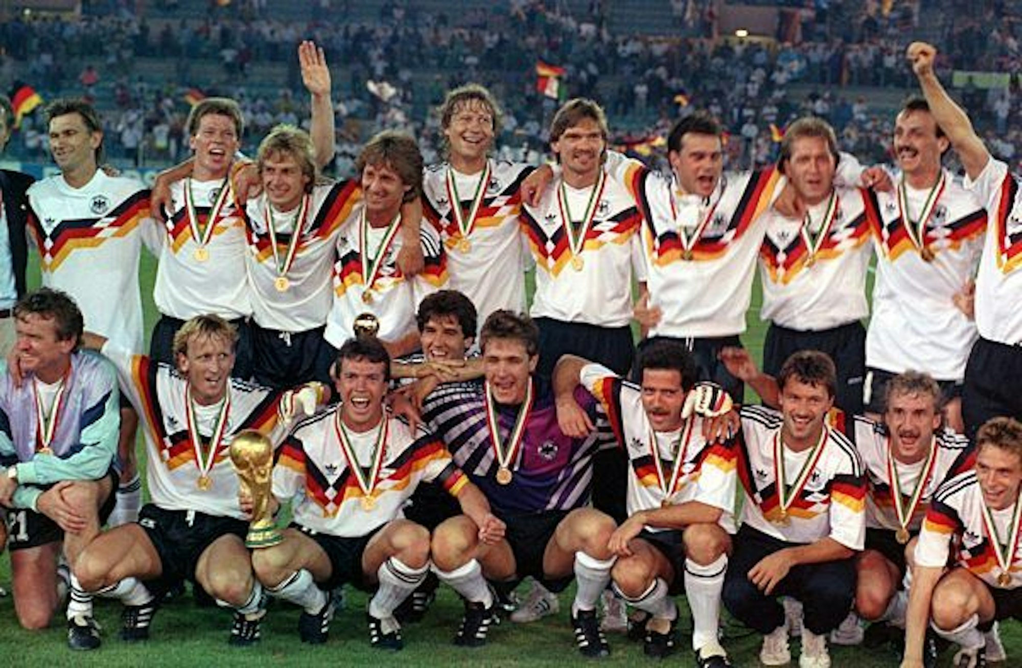Die Deutsche Mannschaft jubelt auf einem Foto nach dem WM-Sieg 1990.