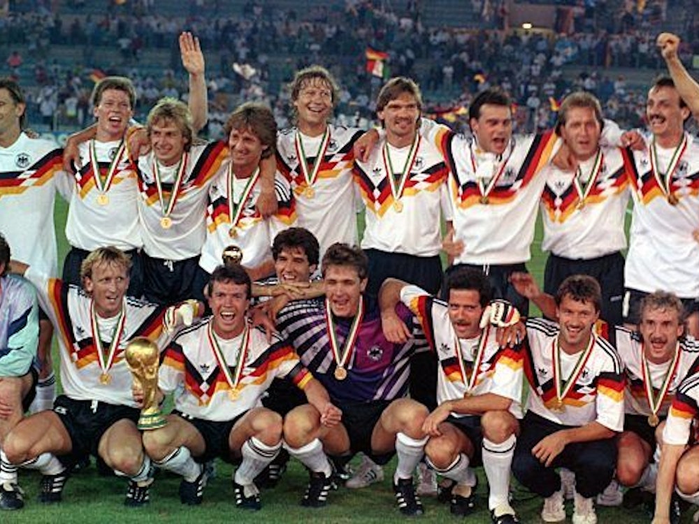Die Deutsche Mannschaft jubelt auf einem Foto nach dem WM-Sieg 1990.