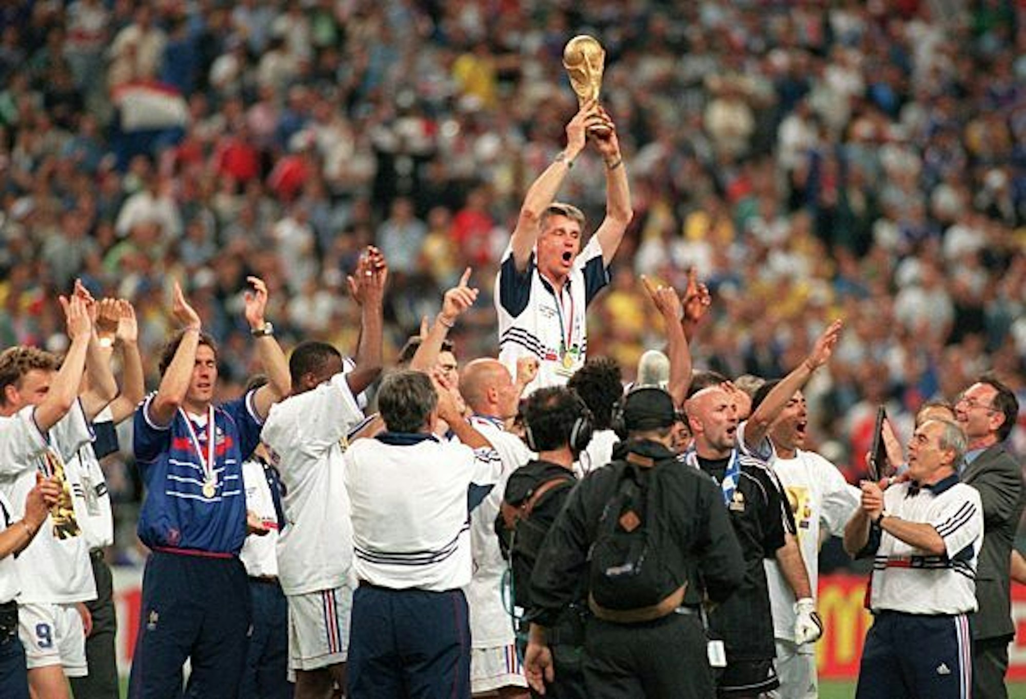 Die französische Mannschaft feiert den WM-Erfolg und trägt Ihren Trainer Aime Jaqcuet auf Händen.