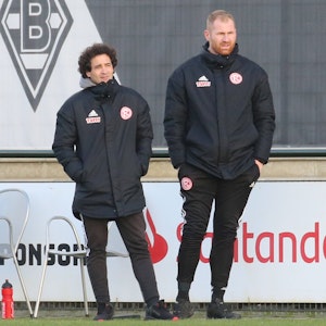 Lukas Sinkiewicz (r.) gemeinsam mit Düsseldorf U23-Trainer Nicolas Michaty, hier am 2. Februar 2022 beim Regionalliga-West Spiel zwischen Bor. Mönchengladbach und Fortuna Düsseldorf.