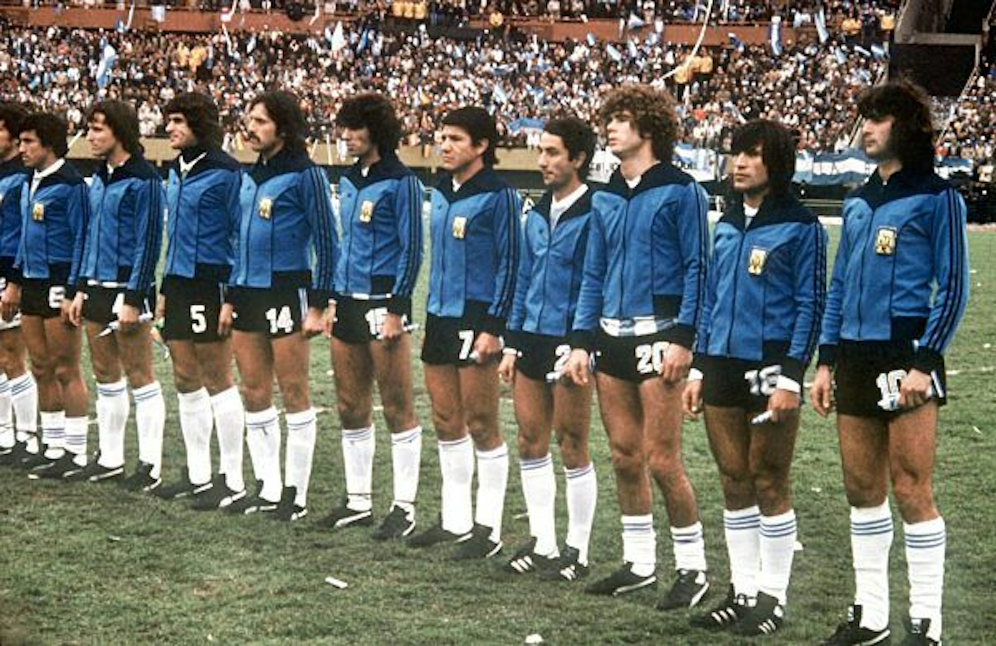 Die argentinische Mannschaft steht zum Singen der Nationalhymne bereit.