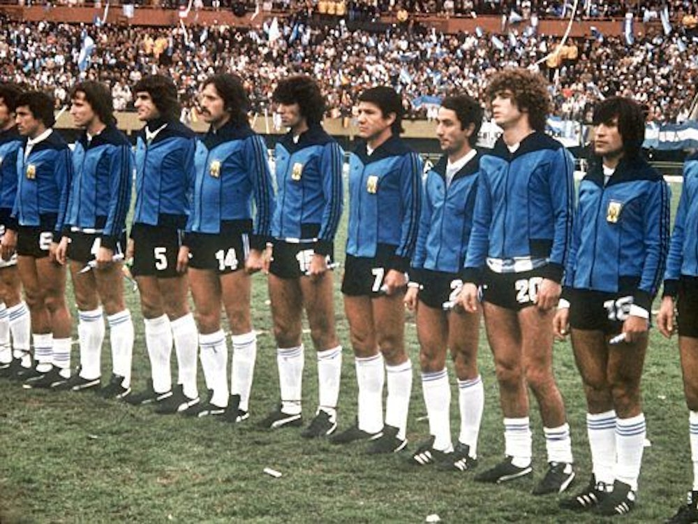 Die argentinische Mannschaft steht zum Singen der Nationalhymne bereit.