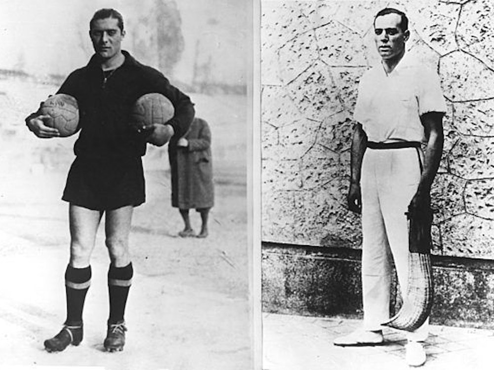 Links posiert Giuseppe Meazza mit zwei Bällen im arm, rechts steht Ricardo Zamora für ein Bild bereit.