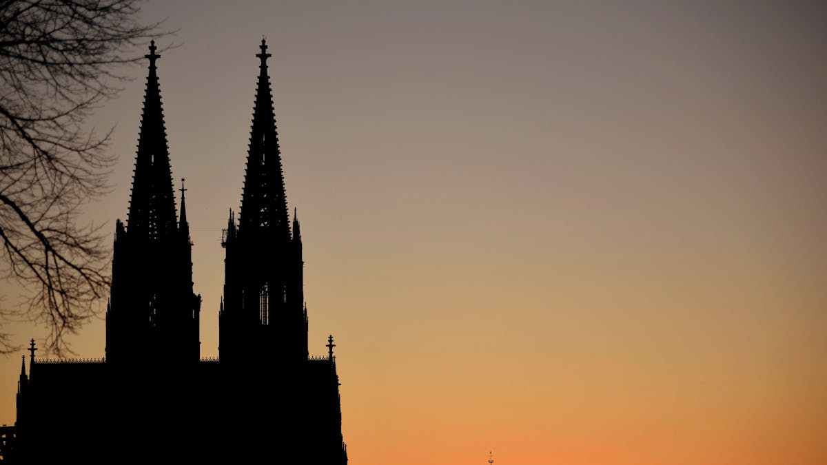 Die Silhouette des Kölner Doms bei Sonnenuntergang.