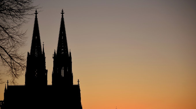 Die Silhouette des Kölner Doms bei Sonnenuntergang.