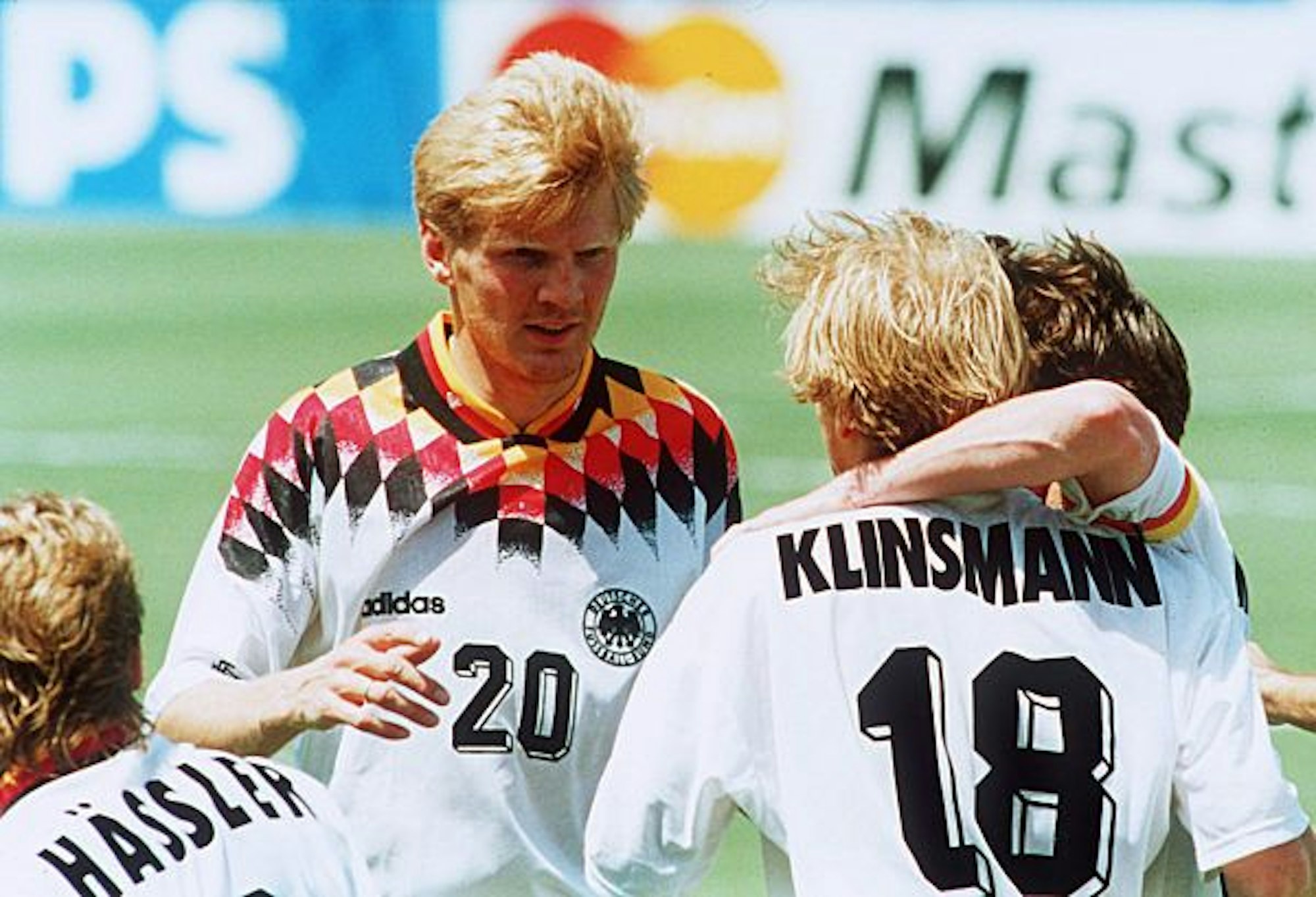 Klinsmann, Matthäus, Effenberg und Hässler bejubeln einen Treffer.
