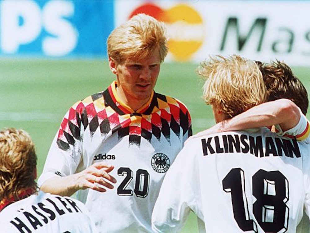Klinsmann, Matthäus, Effenberg und Hässler bejubeln einen Treffer.