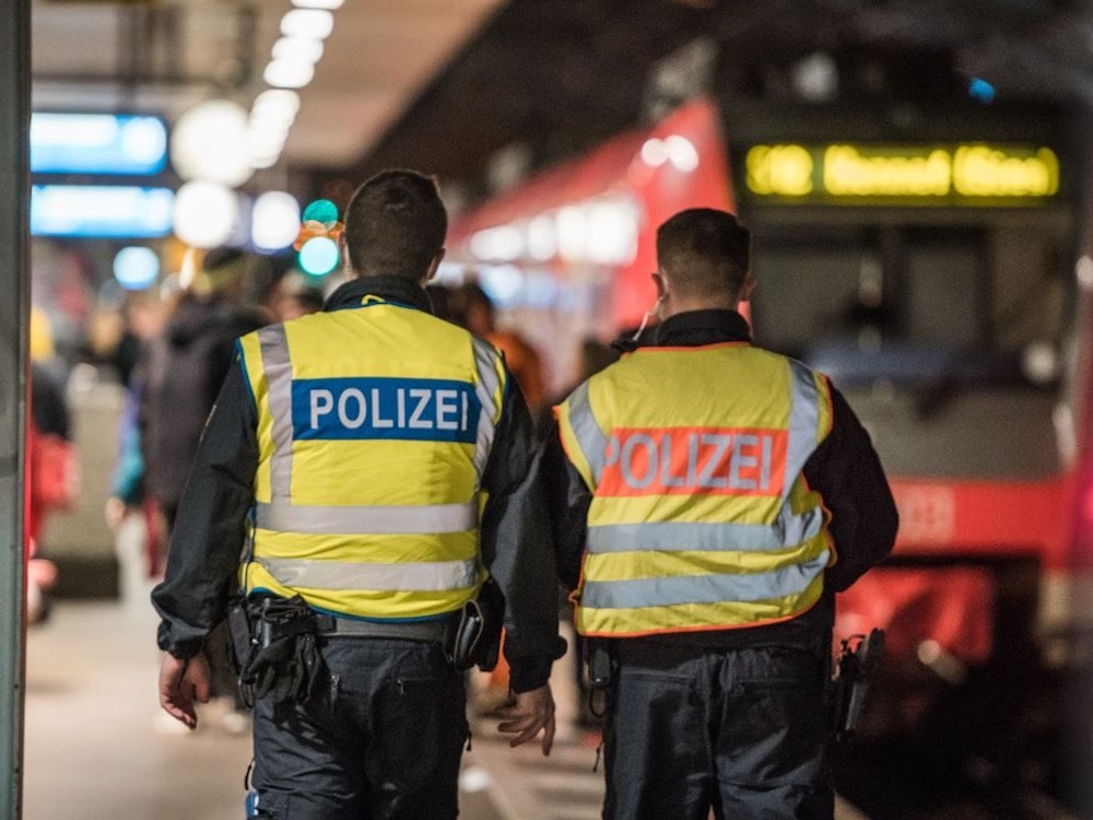 Zwei Bundespolizisten gehen durch den Hauptbahnhof in Köln.