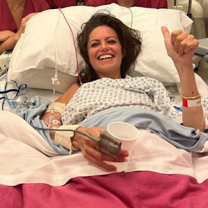 BBC-Moderatorin Deborah James zeigt im Krankenhaus einen Daumen nach oben.