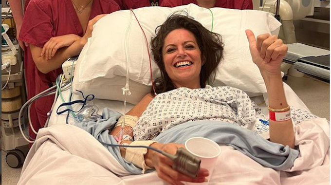BBC-Moderatorin Deborah James zeigt im Krankenhaus einen Daumen nach oben.