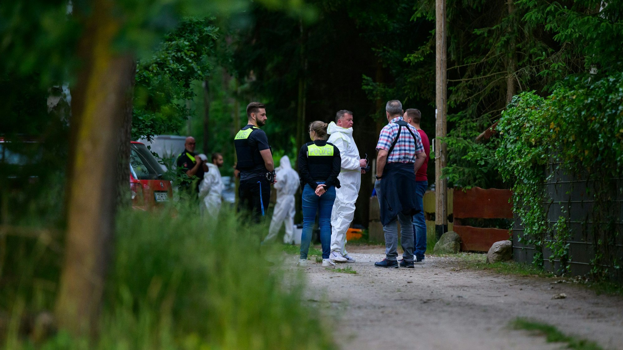 Drei Tote wurden am Freitag (10. Juni) auf Grundstücken in Niedersachsen gefunden. Ermittler der Polizei arbeiten am Tatort bei Bienenbüttel.