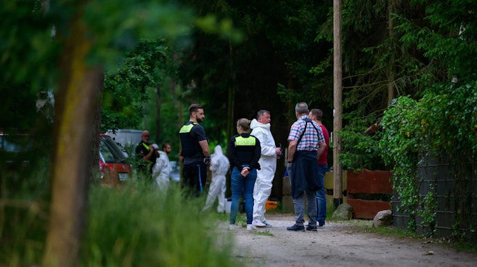 Drei Tote wurden am Freitag (10. Juni) auf Grundstücken in Niedersachsen gefunden. Ermittler der Polizei arbeiten am Tatort bei Bienenbüttel.