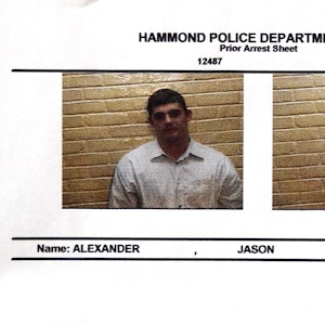 Jason Alexander auf Fotos des Hammond Police Departments