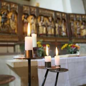 Kerzen brennen zum am Altar in der Klosterkirche im Harz.