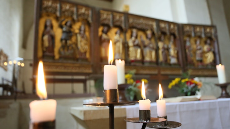 Kerzen brennen zum am Altar in der Klosterkirche im Harz.