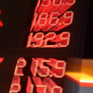 Die Spritpreise steigen trotz Tankrabatt. Der Tankstellenverband warnt. Unser Foto zeigt eine Anzeigetafel an einer Tankstelle.
