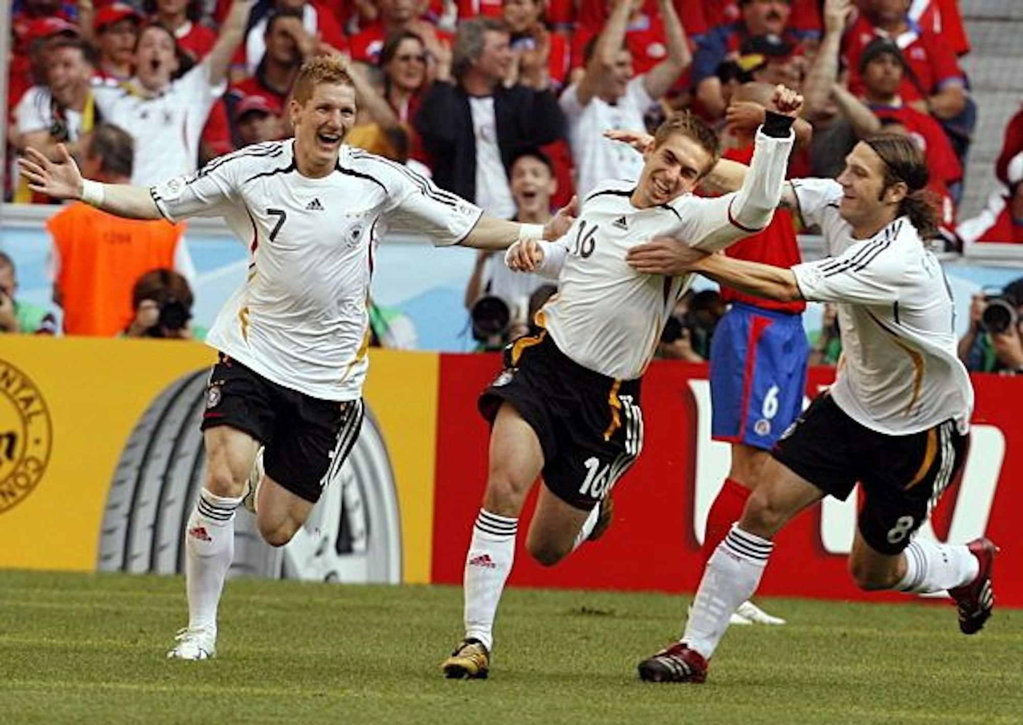 Schweinsteiger, Lahm und Frings bejubeln überglücklich den Führungstreffer bei der WM 2006 gegen Costa Rica.