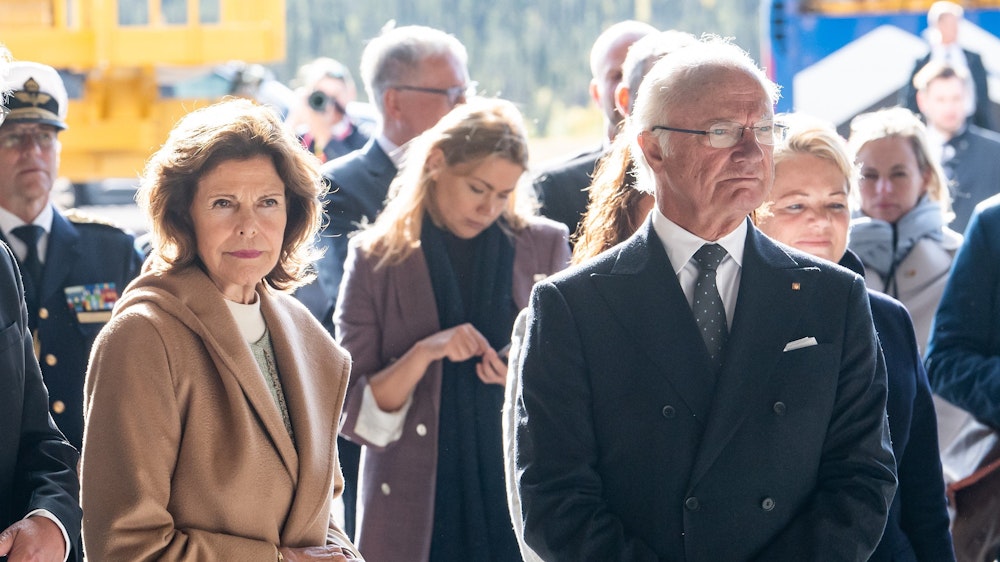 Königin Silvia und König Carl Gustaf aus Schweden (hier auf einem Archivbild im Jahr 2021) haben einen offiziellen Termin plötzlich abgebrochen. Zuvor hatte Putin eine Drohung ausgesprochen.