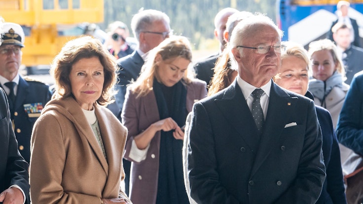 Königin Silvia und König Carl Gustaf aus Schweden (hier auf einem Archivbild im Jahr 2021) haben einen offiziellen Termin plötzlich abgebrochen. Zuvor hatte Putin eine Drohung ausgesprochen.