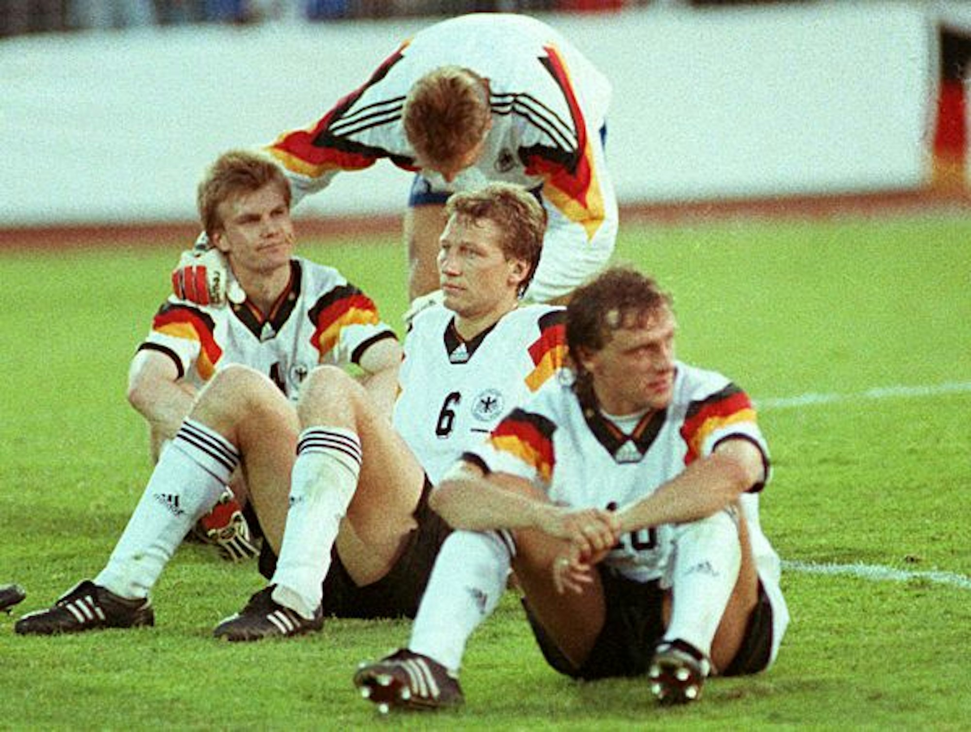 Der damalige deutsche Torwart Andreas Köpke (hinten) versucht seine Kollegen Thomas Doll (vorne), Guido Buchwald (Mitte) und Thomas Helmer zu trösten, nachdem man im EM-Finale verloren hatte.