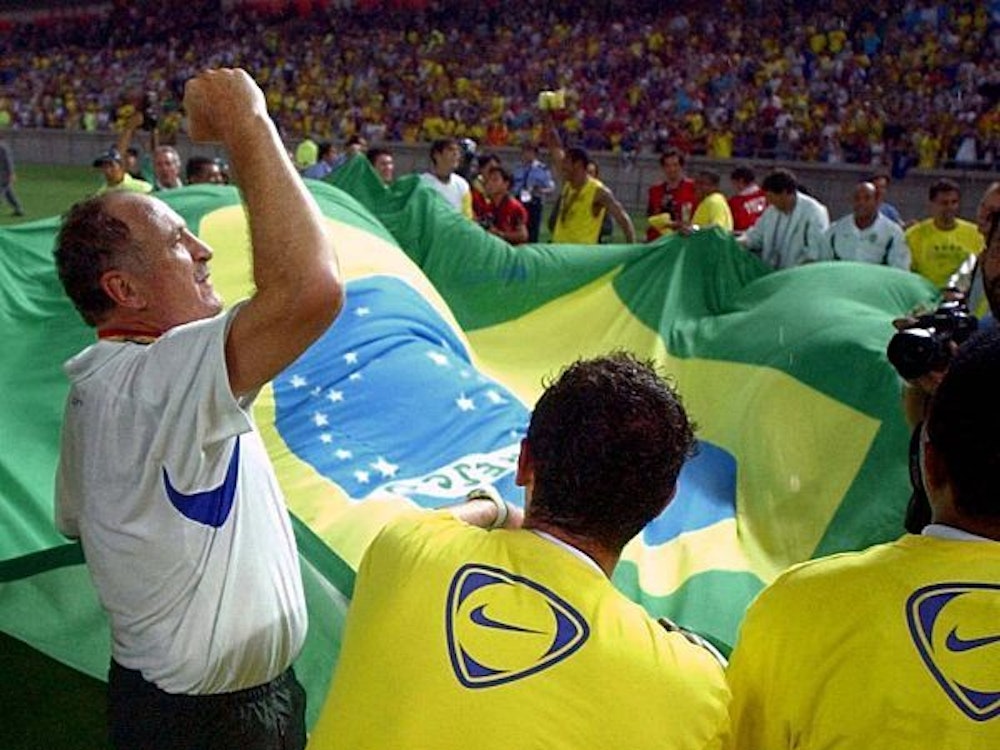 Brasilien jubelt nach dem WM-Erfolg voller Stolz mit ihrer Nationalflagge.
