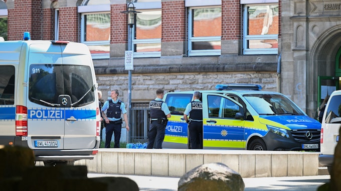 Die Polizei sicherte die Grundschule nach dem schrecklichen Messer-Angriff in Esslingen.
