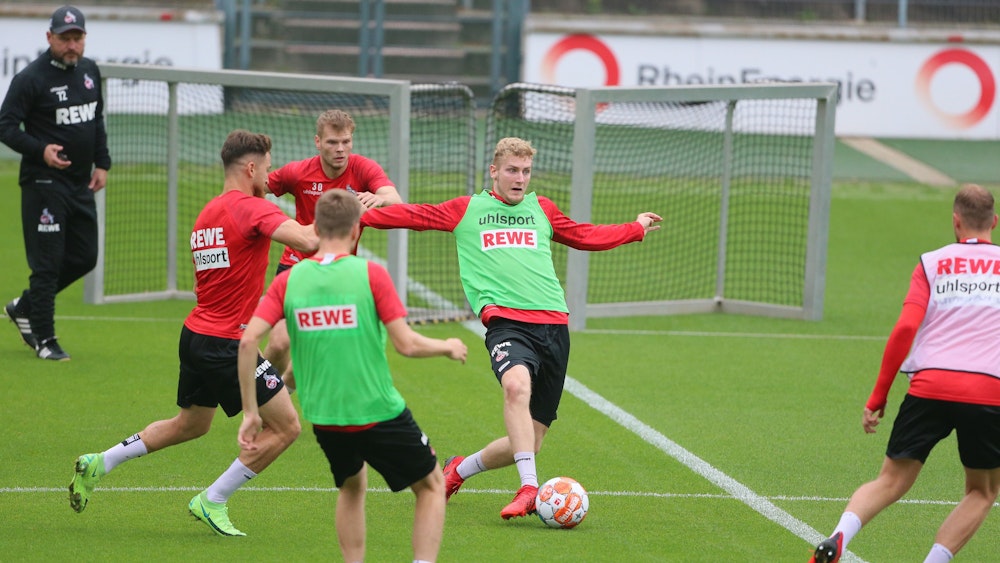 Meiko Sponsel (am Ball, hier am 1. September 2021 im Profi-Training) kickt in der kommenden Saison für Rot-Weiss Essen.