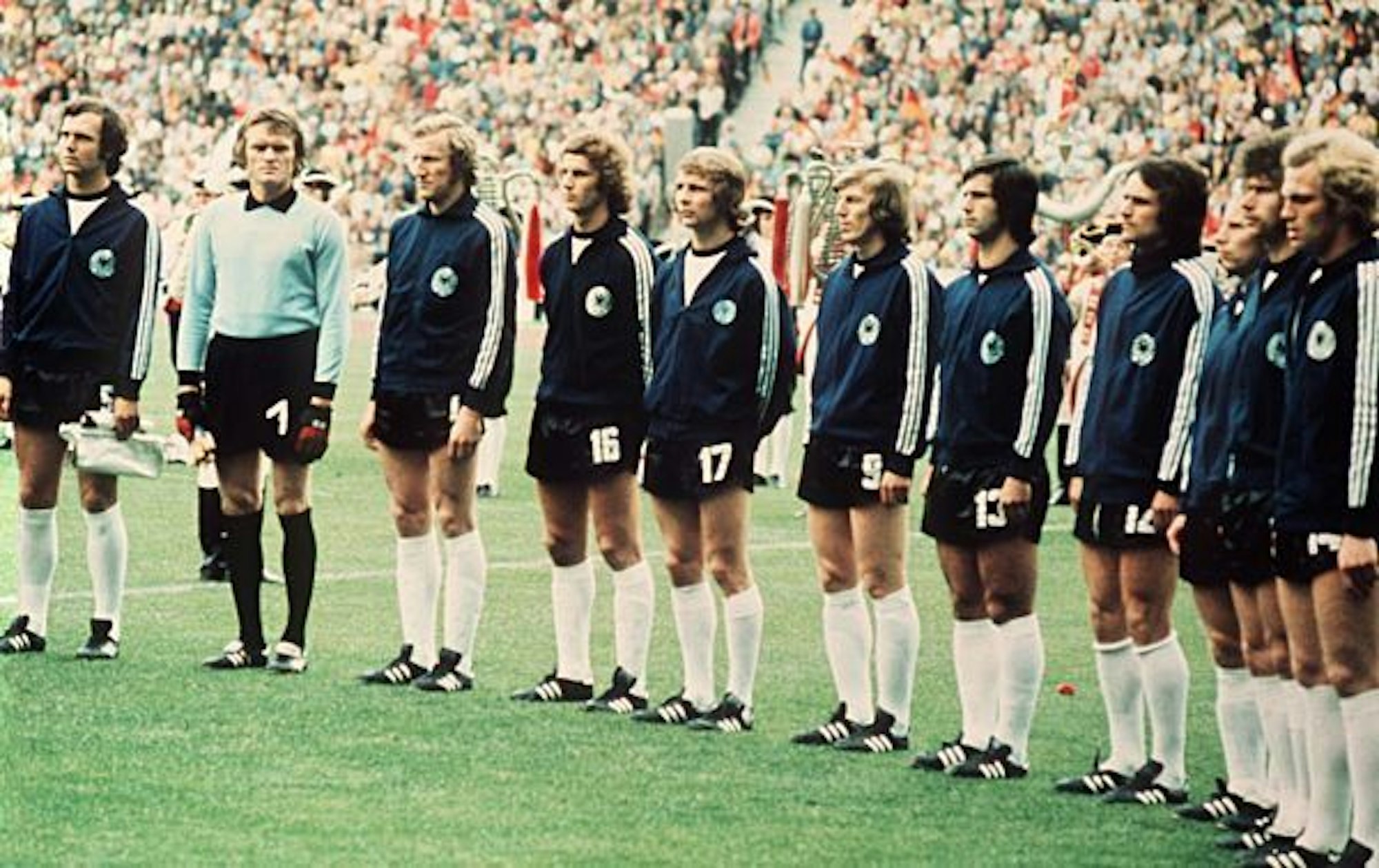 Die Deutsche Nationalmannschaft steht fokussiert zum Singen der Nationalhymne bereit.