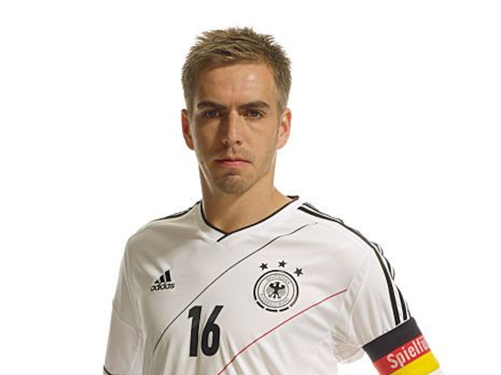 Phillip Lahm posiert im Deutschland Heim-Trikot zur EM 2012.