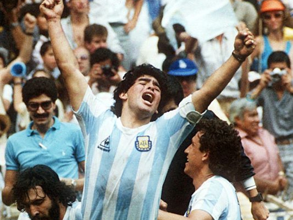 Maradona jubelt emotional gelöst, mit beiden Armen in der Luft.