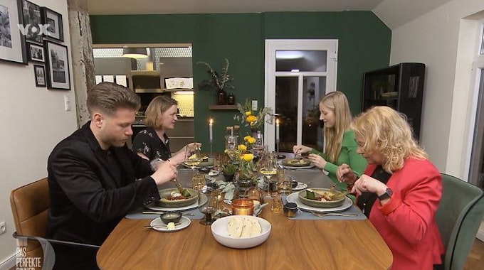 Bei Carina (zweite von links) in Emden trifft sich die Feinschmeckerrunde zum Finalabend von "Das perfekte Dinner" in Ostfriesland.