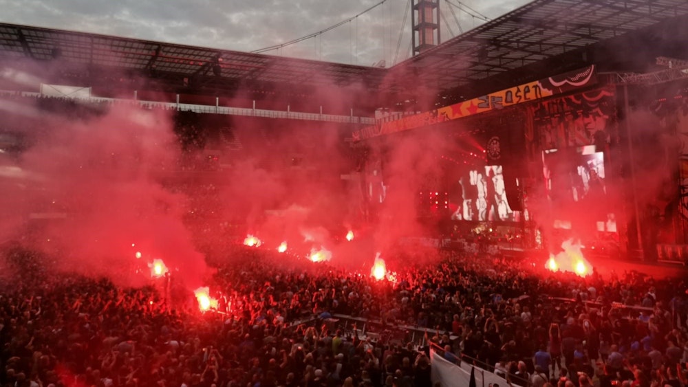 Pyro bei den Toten Hosen im Kölner FC-Stadion.