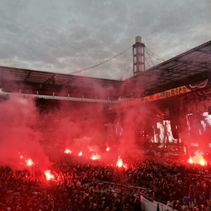 Pyro bei den Toten Hosen im Kölner FC-Stadion.