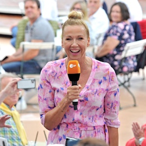 ZDF-Fernsehgarten: Moderatorin Andrea „Kiwi“ Kiewel während der ZDF-Unterhaltungsshow am 05.06.2022 in Mainz.