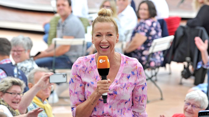 Moderatorin Andrea Kiwi Kiewel während der ZDF - Unterhaltungsshow Fernsehgarten am 05.06.2022 in Mainz.