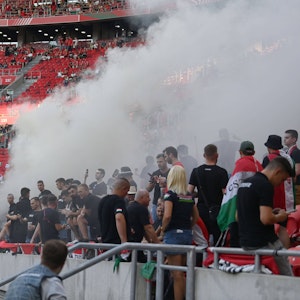Ungarische Fans brennen im Stadion Pyrotechnik ab