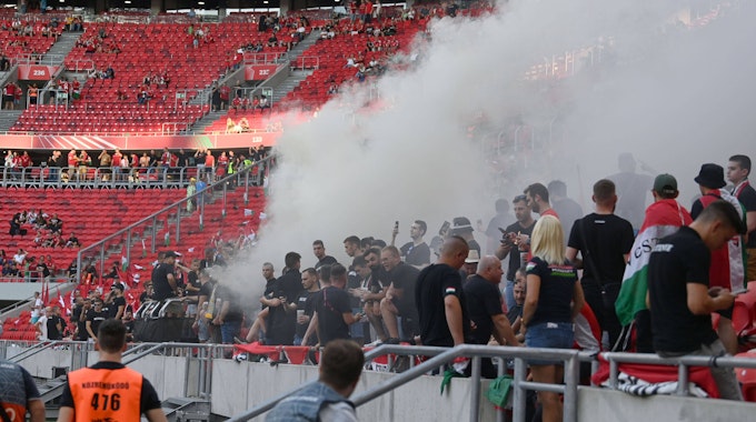 Ungarische Fans brennen im Stadion Pyrotechnik ab