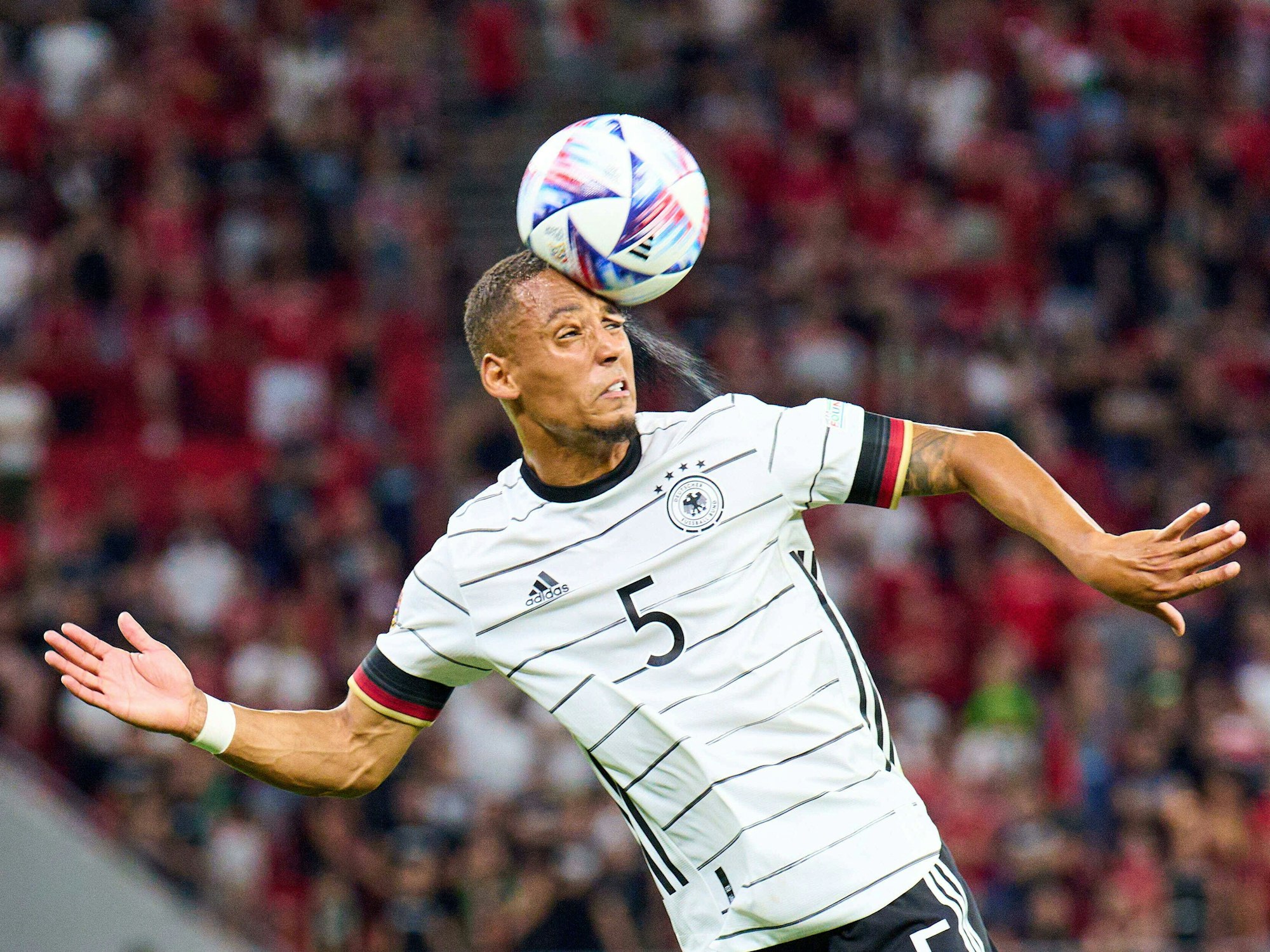 Deutschlands Nationalspieler Thilo Kehrer köpft den Ball im Nations-League-Spiel in Ungarn.