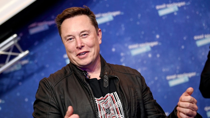 Elon Musk gestikuliert