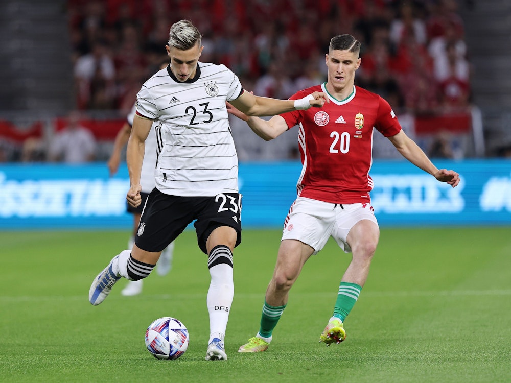 Deutschlands Nationalspieler Nico Schlotterbeck führt den Ball im Nations-League-Spiel in Ungarn.