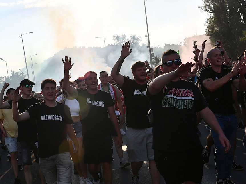 Ungarische Fans marschieren am Samstagabend in Richtung Puskas-Arena