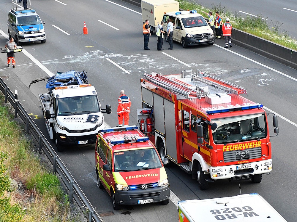 Nach dem tödlichen Unfall auf der A1 musste die Strecke gesperrt werden. Unser Foto zeigt einen Unfall auf der A1 bei Wuppertal.