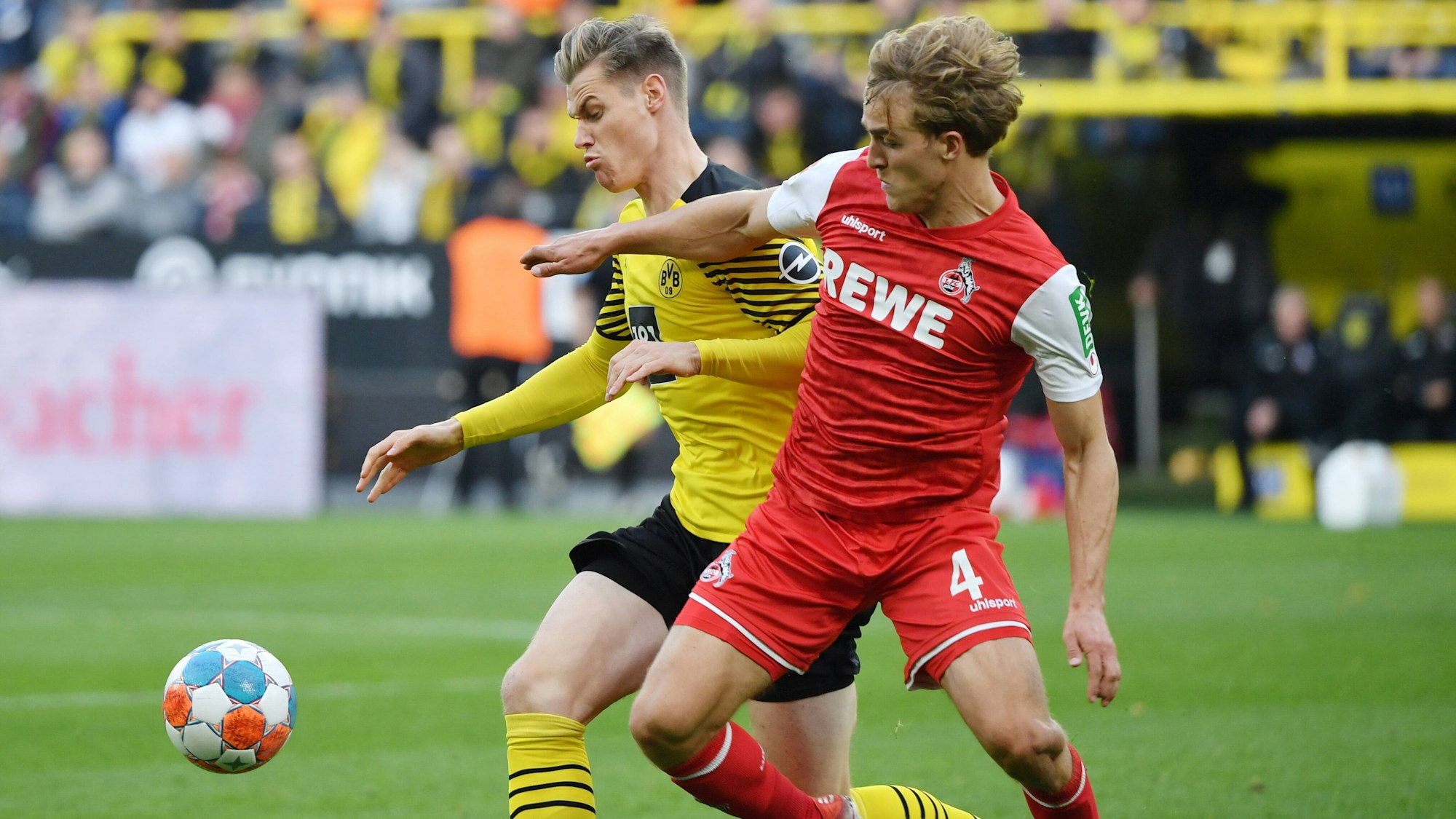 Steffen Tigges spielt mit Borussia Dortmund gegen den 1. FC Köln um Timo Hübers.