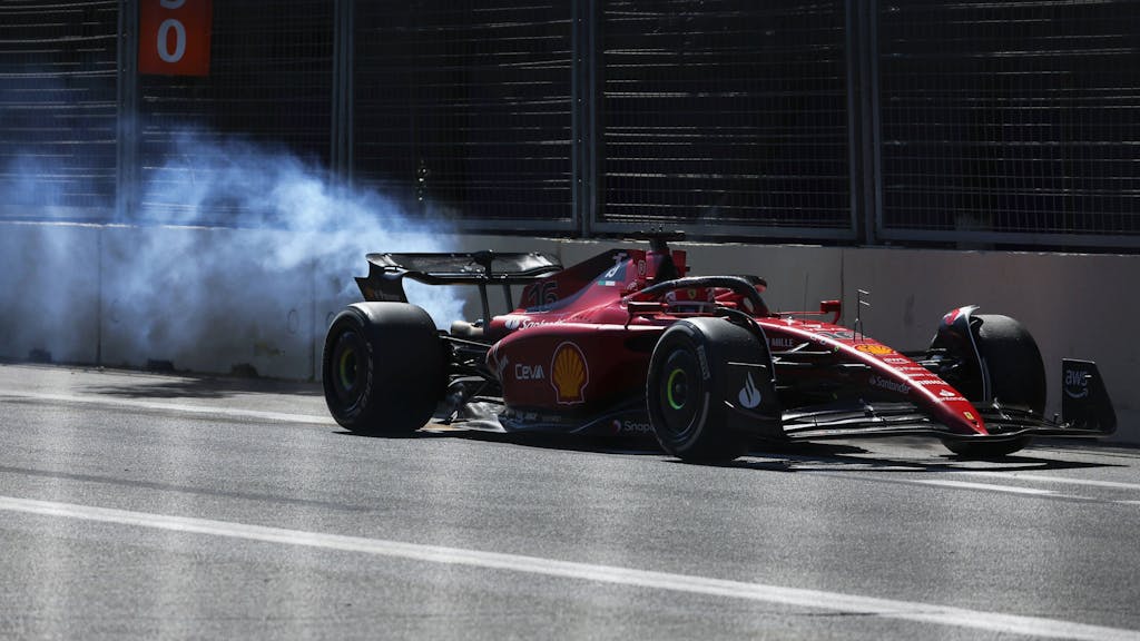 Plötzlich fing das Auto an zu rauchen. Mit einem Motorschaden musste Charles Leclerc vorzeitig das Rennen beenden.&nbsp;